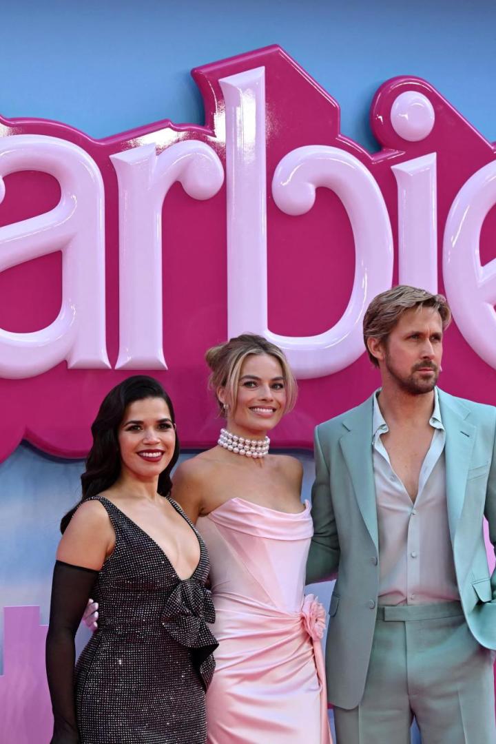 Die US-Schauspielerin America Ferrera, die australische Schauspielerin Margot Robbie und der kanadische Schauspieler Ryan Gosling posieren auf dem rosa Teppich bei ihrer Ankunft zur Europapremiere von „Barbie“ in London.