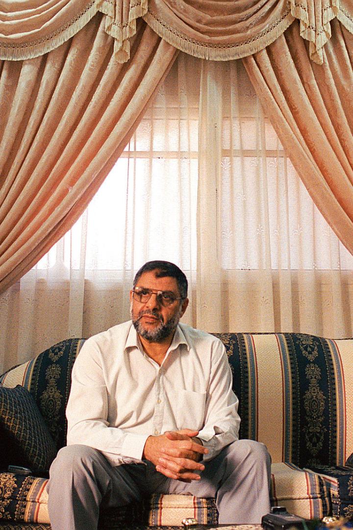 Hamas-Chef Abdelasis Al-Rantisi 2002 in seiner Wohnung in Gaza