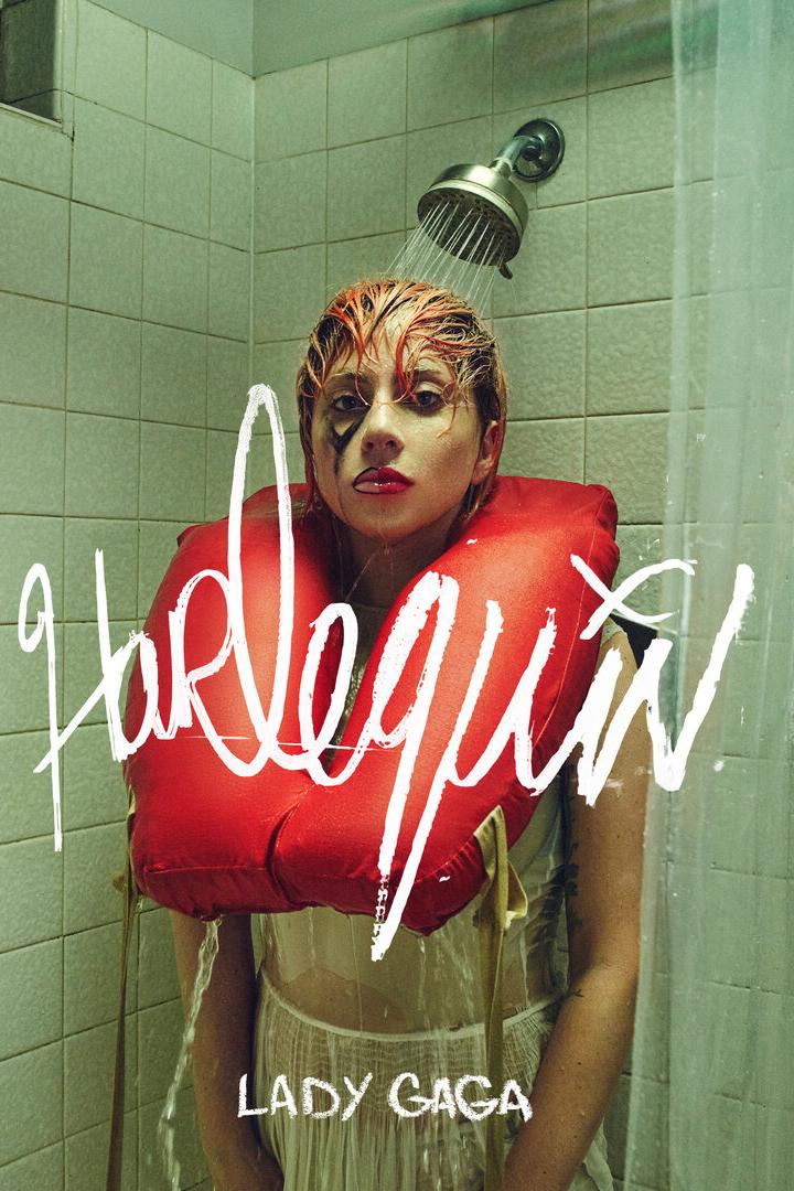 Lady Gaga steht unter der Dusche und trägt eine rote Schwimmweste.