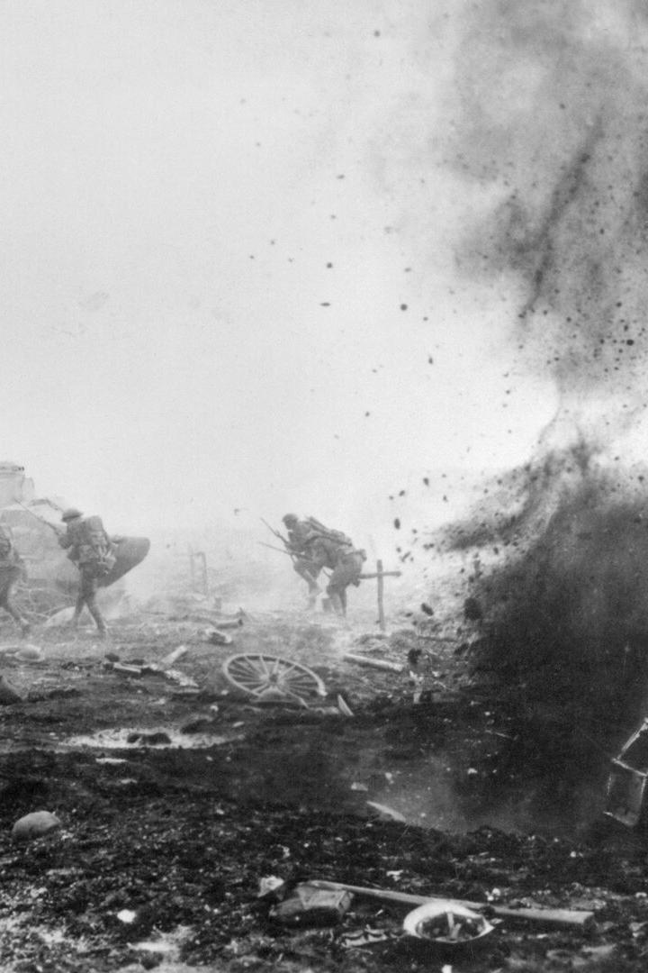 Ein britischer Panzer geht im Ersten Weltkrieg auf einem Schlachtfeld in Flandern in Flammen auf.  