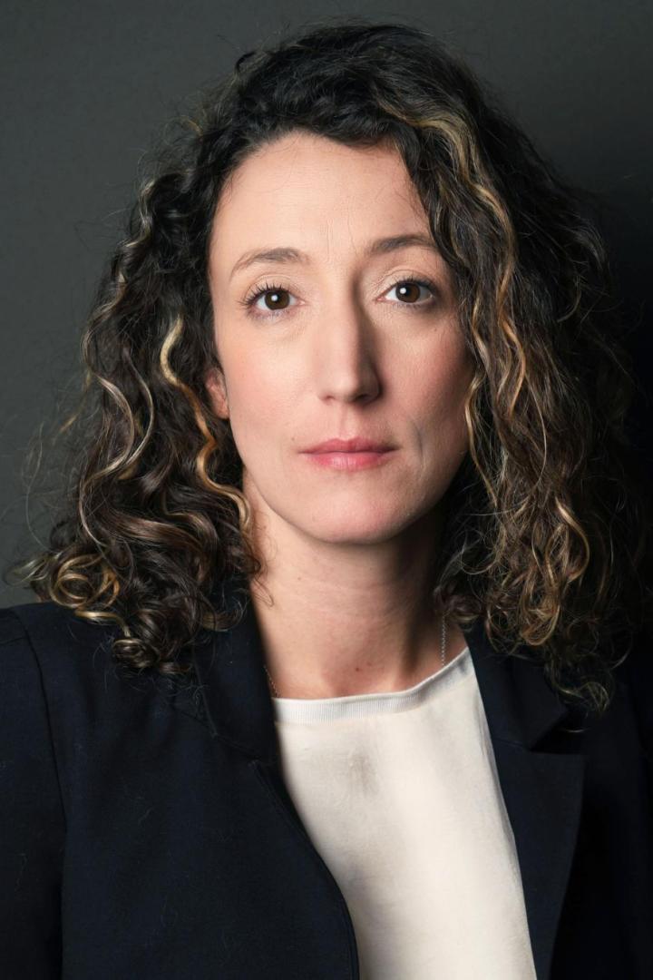 Porträt von Siobhán Geets vor einem dunklen Hintergrund.