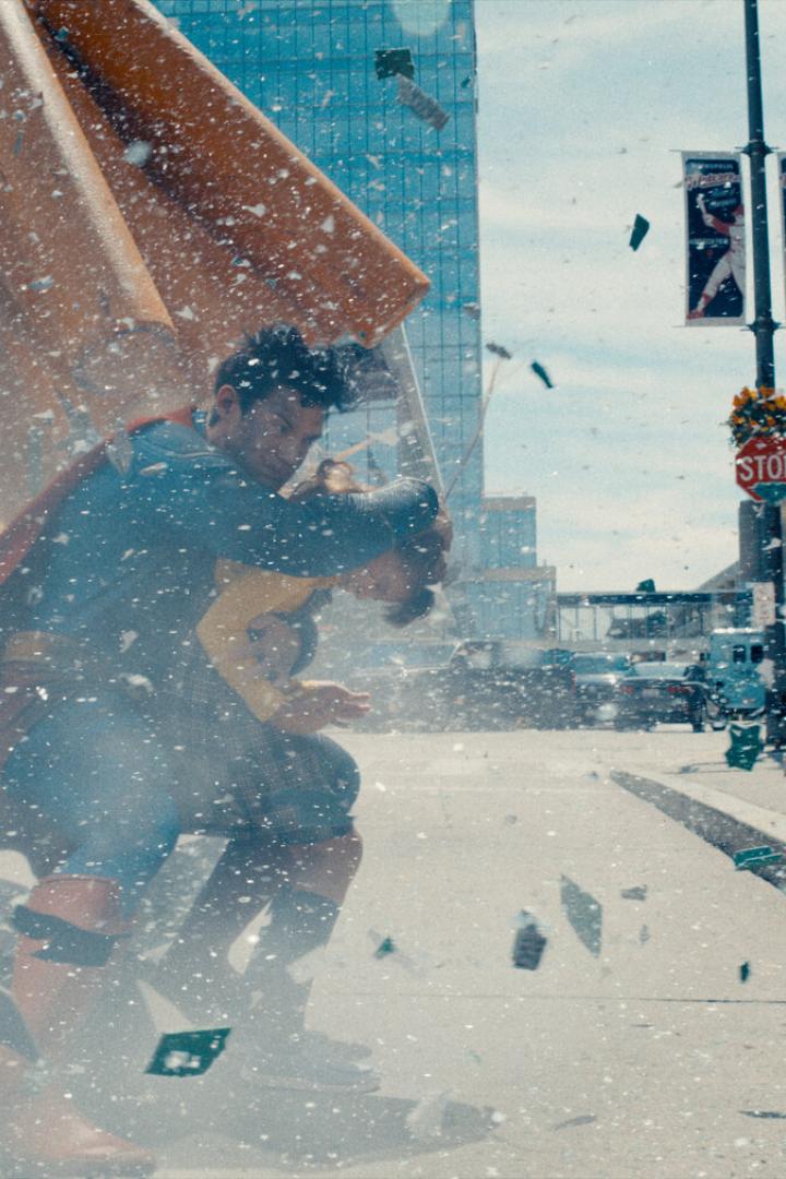 Altruist im Kampf gegen die herabstürzenden Massen: Szene aus James Gunns "Superman" 