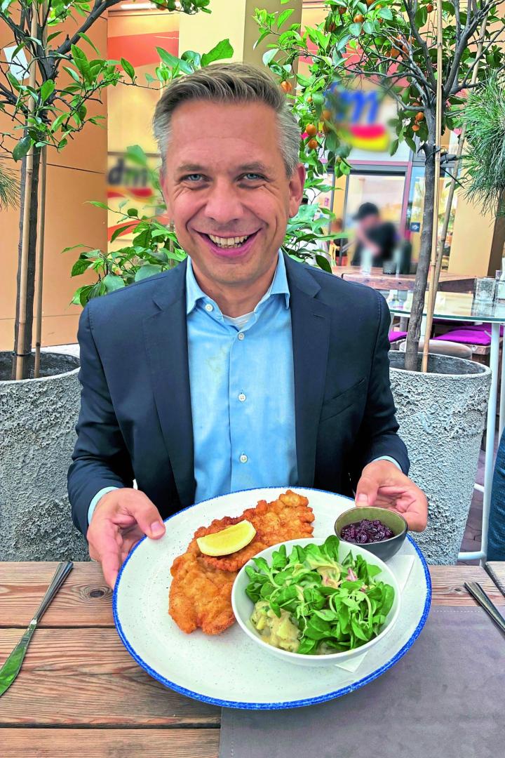 Wirtschaftsminister Wolfgang Hattmannsdorfer (ÖVP) isst ein Schnitzel
