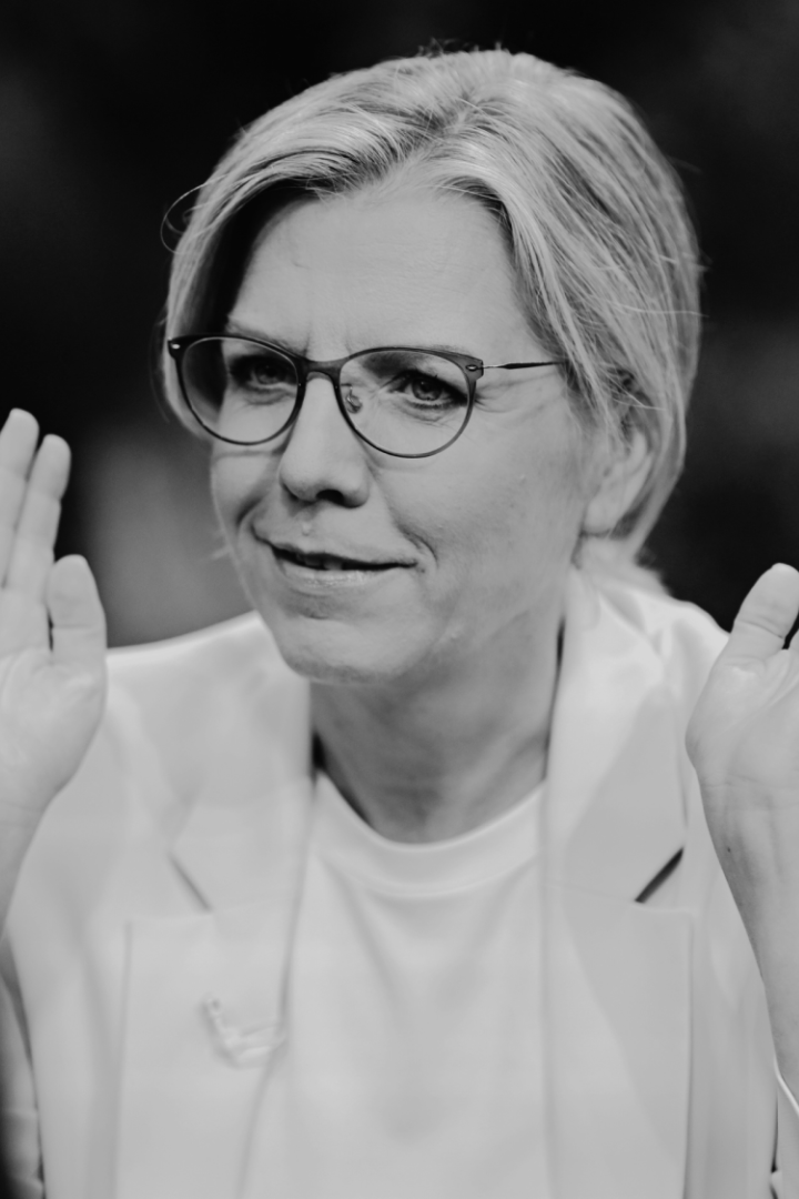 Auf dem Bild befindet sich die Politikerin Leonore Gewessler im Rahmen eines Fernsehinterviews
