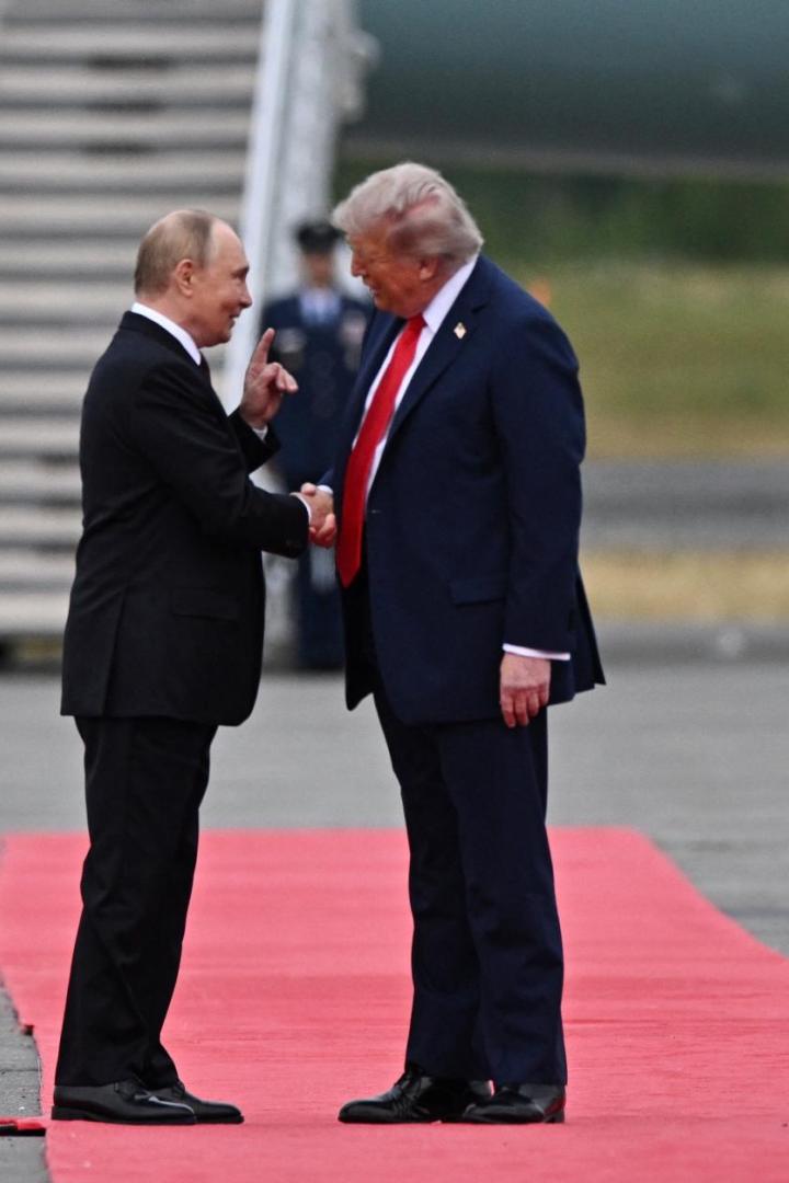 Auf dem Bild befinden sich Putin und Trump auf dem roten Teppich beim Gipfeltreffen in Alaska