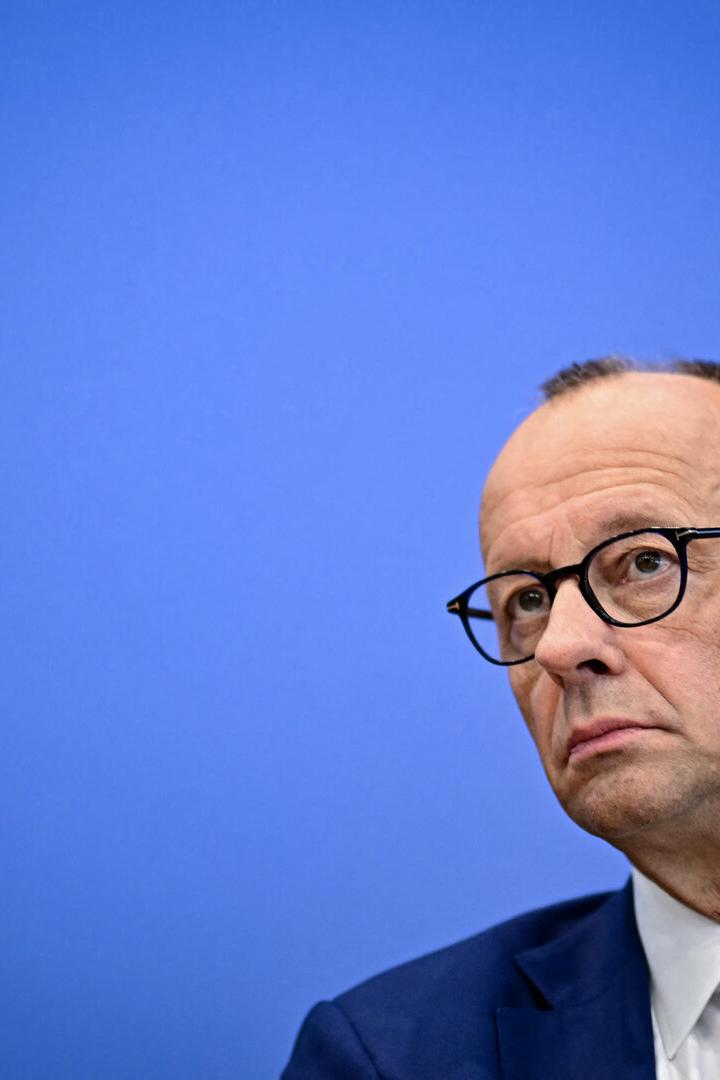 Kanzler Merz mit skeptischer Miene