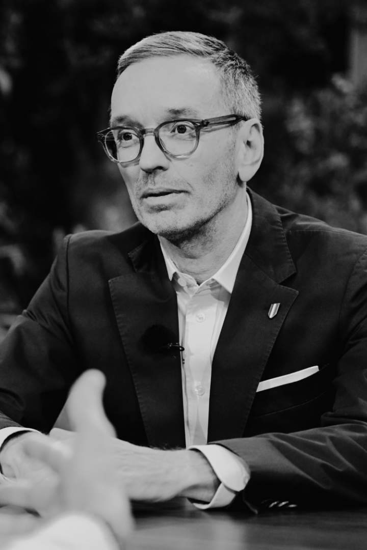 zu sehen ist FPÖ-Parteichef Herbert Kickl während des ORF Sommergesprächs