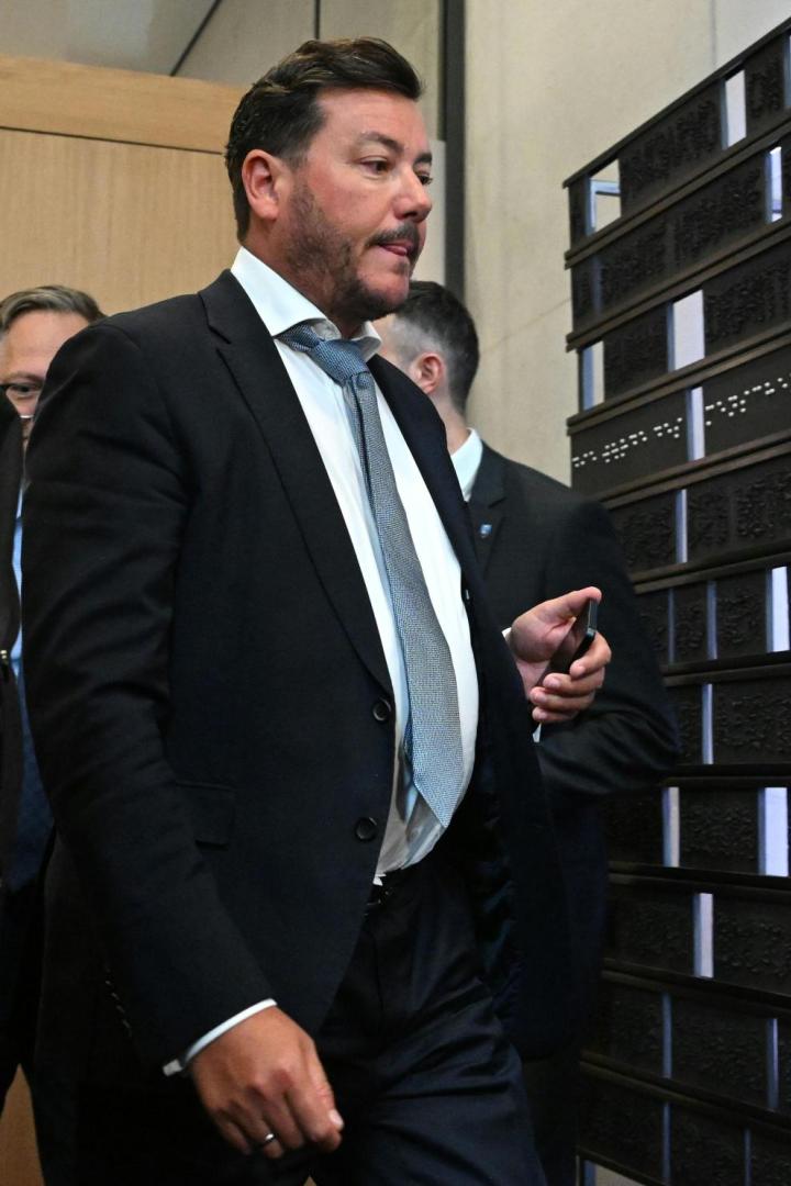 Auf dem Bild befindet sich der ehemalige Immobilientycoon René Benko auf dem Weg zum U-Ausschuss