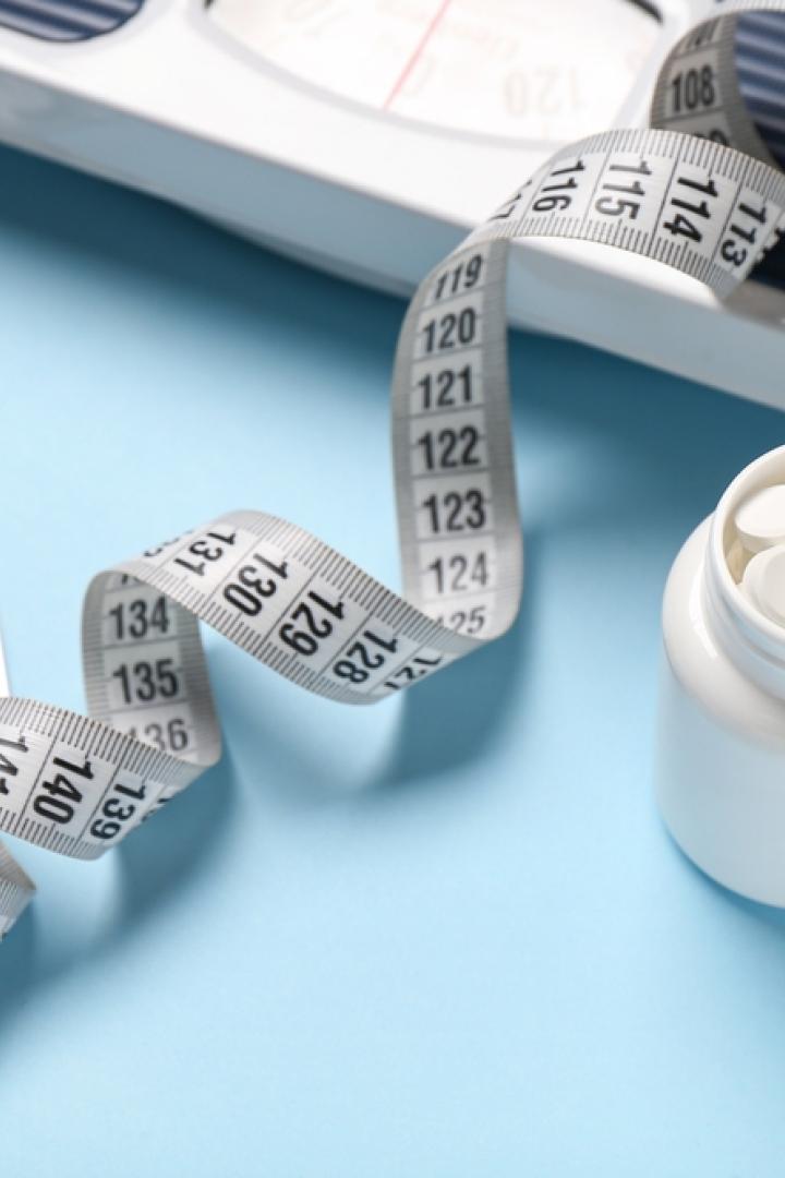 Stillleben aus Tabletten, Maßband, Waage