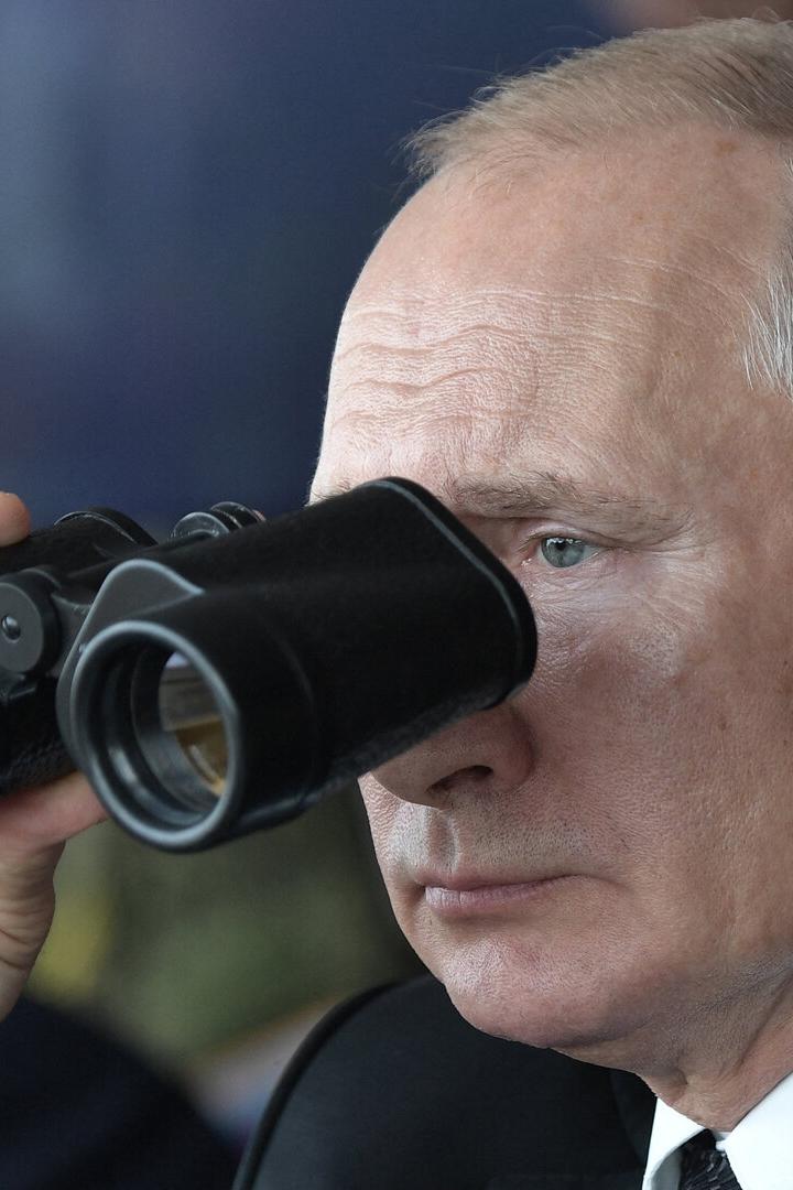 Putin blickt durch einen Feldstecher