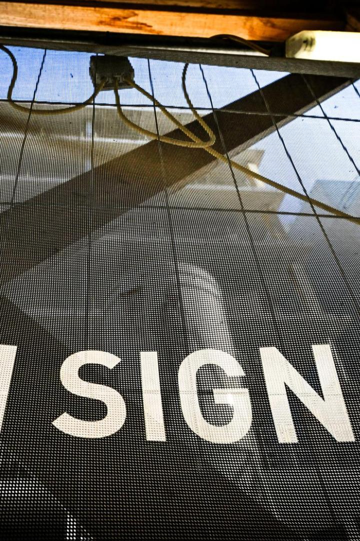 zu sehen ist das Signa-Logo auf einem Baustellenbanner, das als Sujet für die Insolvenzverwaltung dient