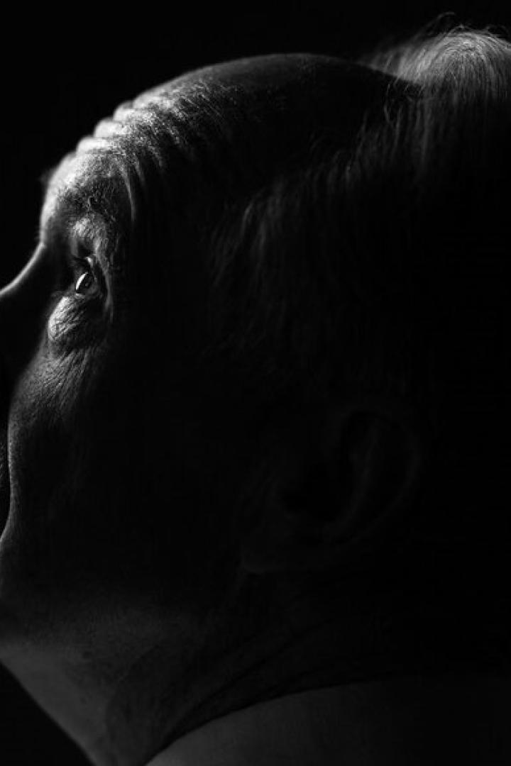 Der britische Erzähler Ian McEwan im Seitenprofil auf einer Schwarzweiß-Aufnahme