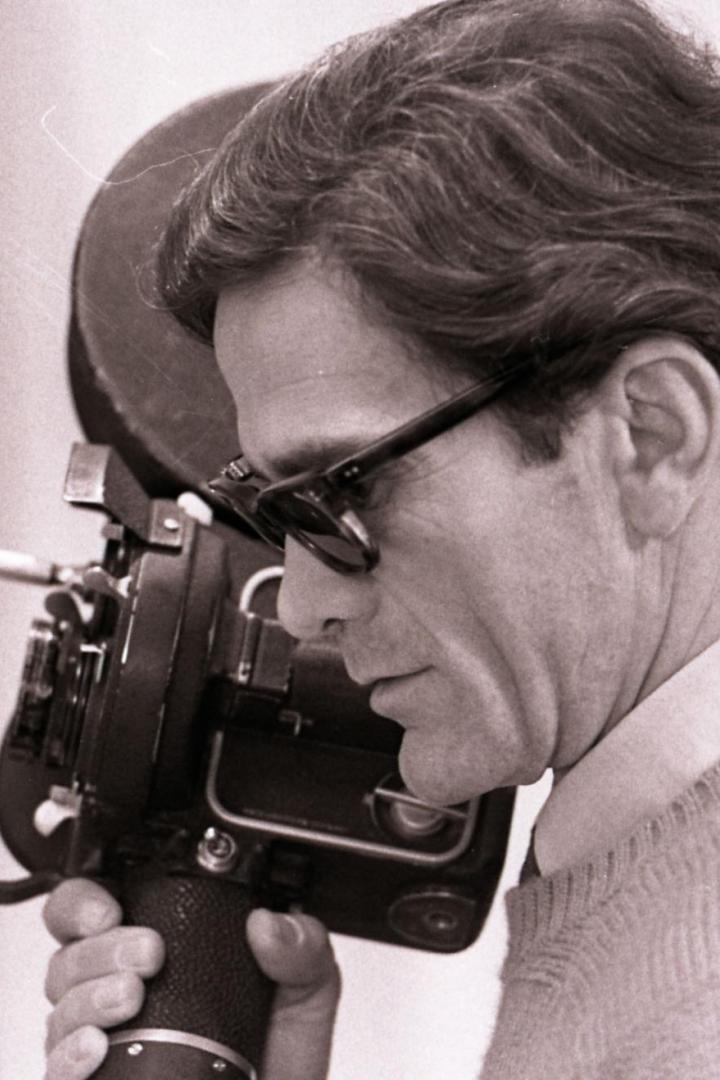 Mann mit Sonnenbrille vor einer Filmkamera