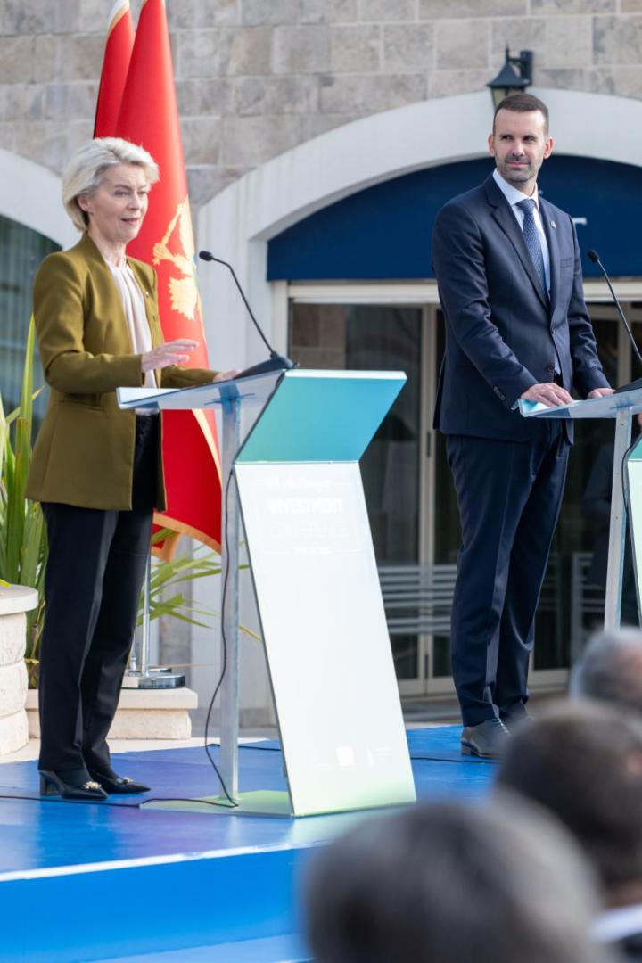 Ursula von der Leyen und  Milojko Spajić (Premier Montenegros) stehen auf einem Podium vor einer Montenegro-Flagge.