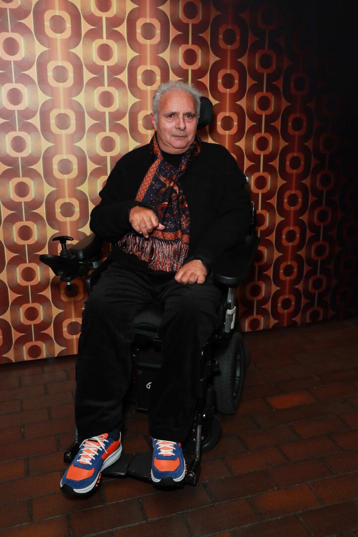 Der britische Schriftsteller Hanif Kureishi im Rollstuhl