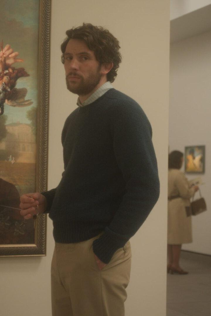Junger Mann in einem Kunstmuseum