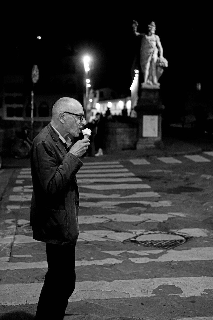 Ulrich Raulff auf einem Schwarz Weiß Foto im Potrait während er ein Eis ist