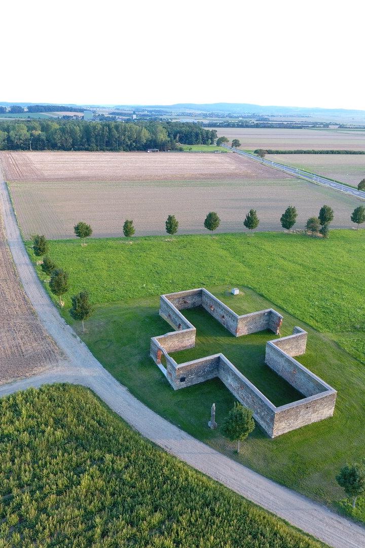Drohnenbild vom Kreuzstadl in Rechnitz mit umliegenden Wiesen und Feldern
