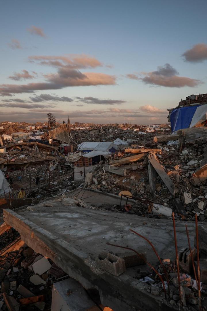 Ein Junge, umgeben von zerstörten Häusern, am 25. November 2025 im Norden des Gazastreifens. 