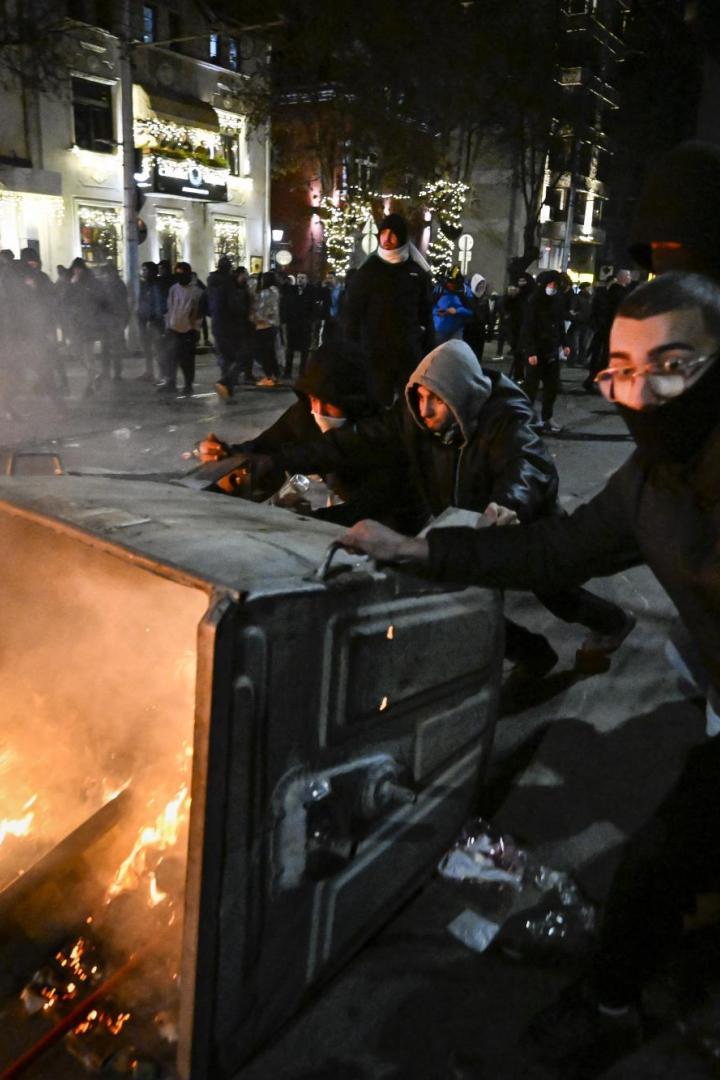 Demonstrierende zünden nach der Kundgebung am 1. Dezember 2025 in Sofia Müllcontainer an 