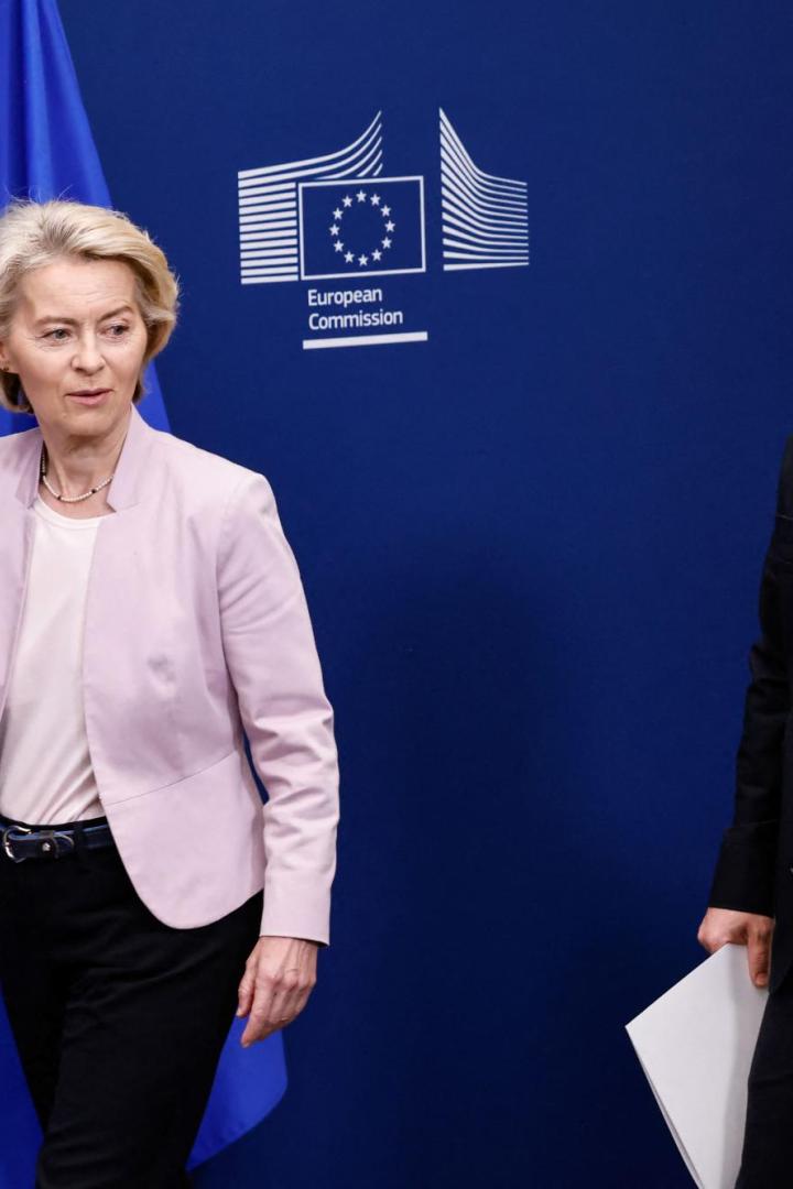 Ursula von der Leyen und Wolodymyr Selenskyj vor dem Logo der EU-Kommission
