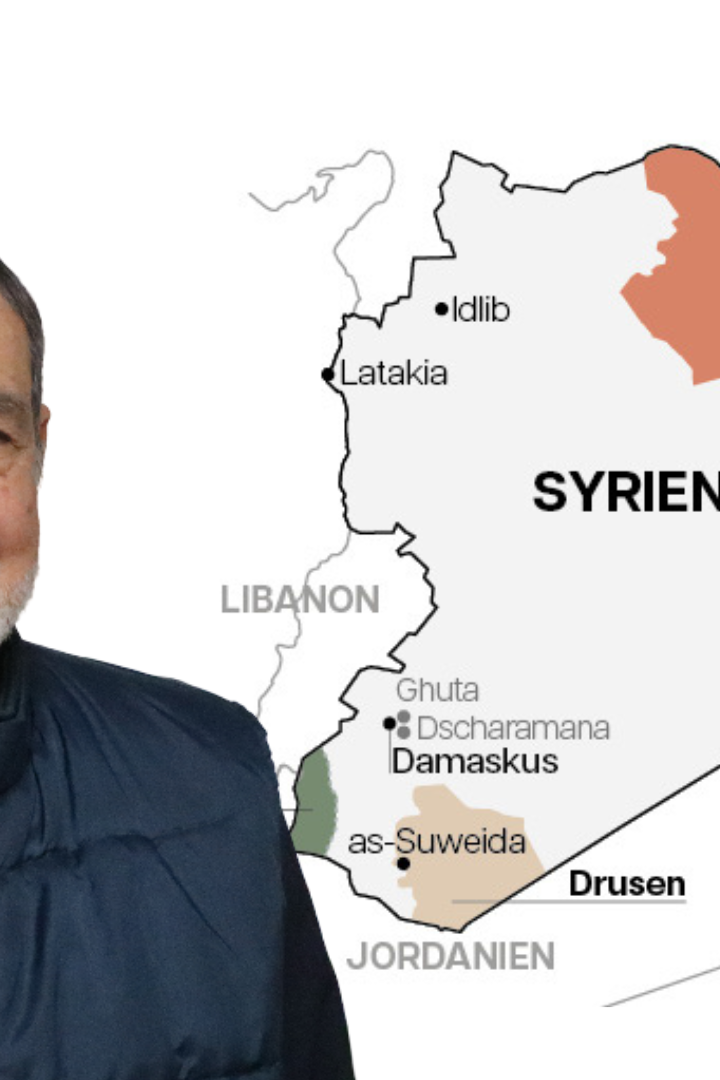 Ein Mann (Riad Darar) steht vor einer Karte.