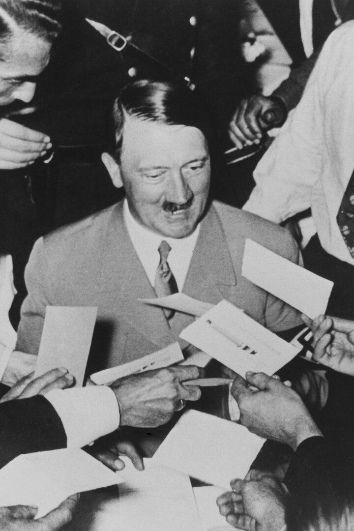 Adolf Hitler (1889-1945) im Kreis von Autogrammjägern, Mitte Aprl 1937