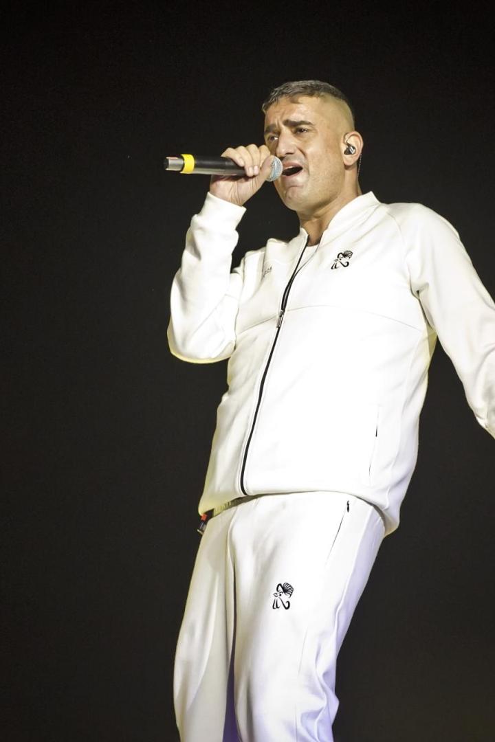 Rapper Haftbefehl im weißen Jogginganzug auf der Bühne