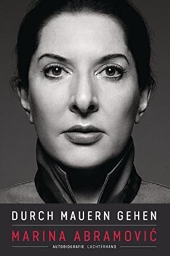 Cover des Buches Durch Mauern gehen von Marina Abramovic