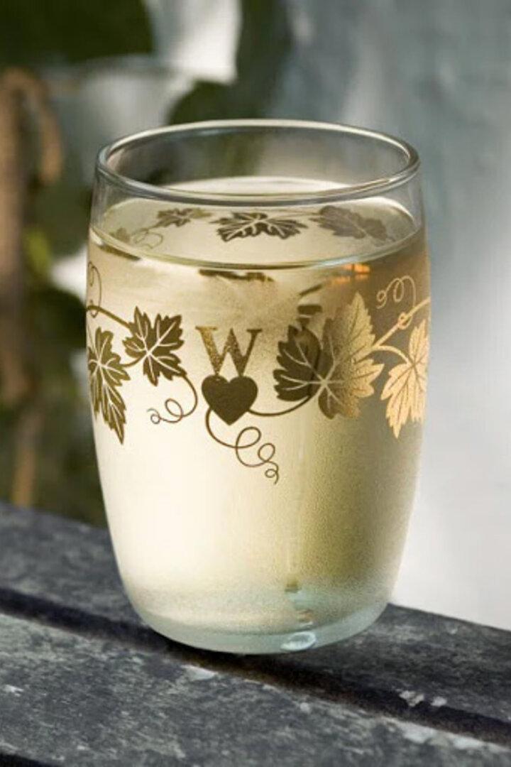 Weinglas mit goldener Weinreben-Dekoration