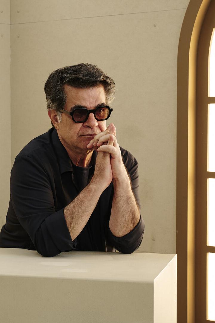 Der Regisseur Jafar Panahi posiert mit dunklen Sonnenbrillen in einem lichtdurchfluteten Raum