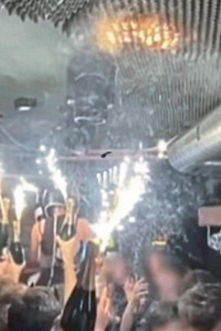 In der Bar "Le Constellation": Die Schaumstoffdecke brennt, während Partygäste noch feiern