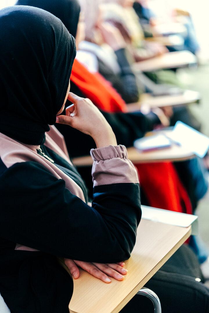 Frauen sitzen im Werte- und Orientierungskurs