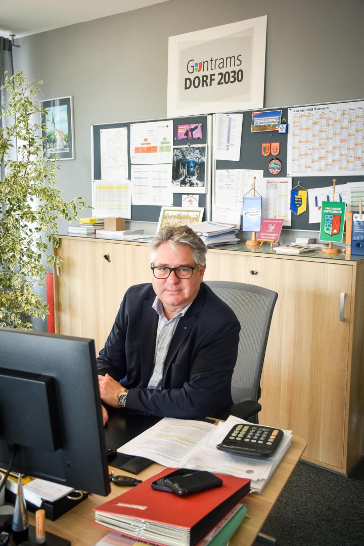 Robert Weber in seinem Büro.