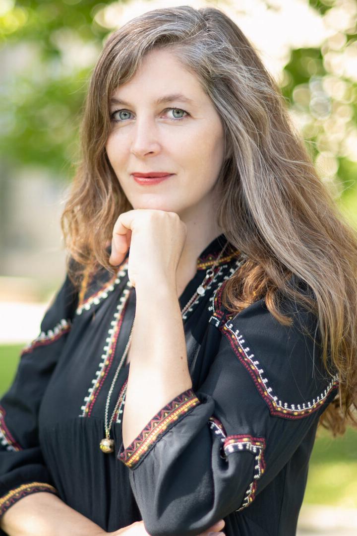 Porträt der Humorforscherin Andrea Samson, im HIntergrund ein Baum