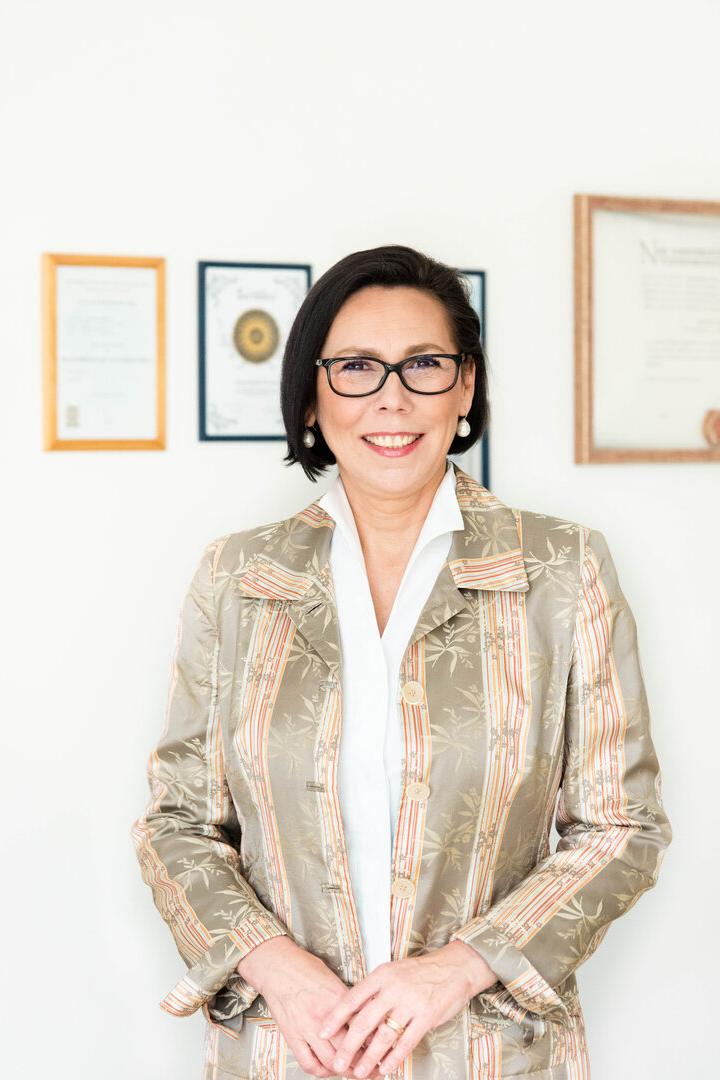 Porträt von Gynäkologin Doris Gruber, Brille, dunkle Haare