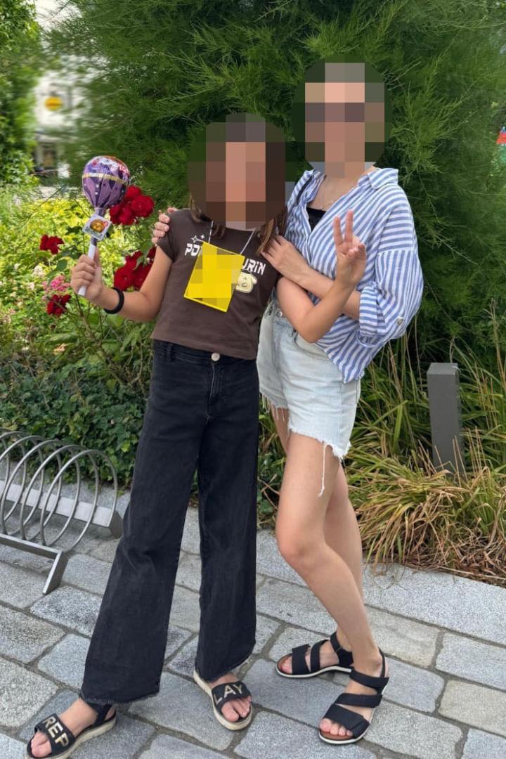 Ein Mädchen und eine Frau mit unkenntlichen Gesichtern
