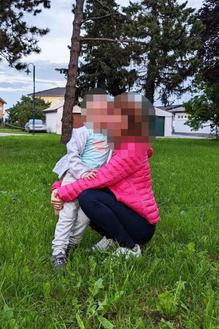 Ein Kind und eine Frau mit unkenntlichen Gesichtern