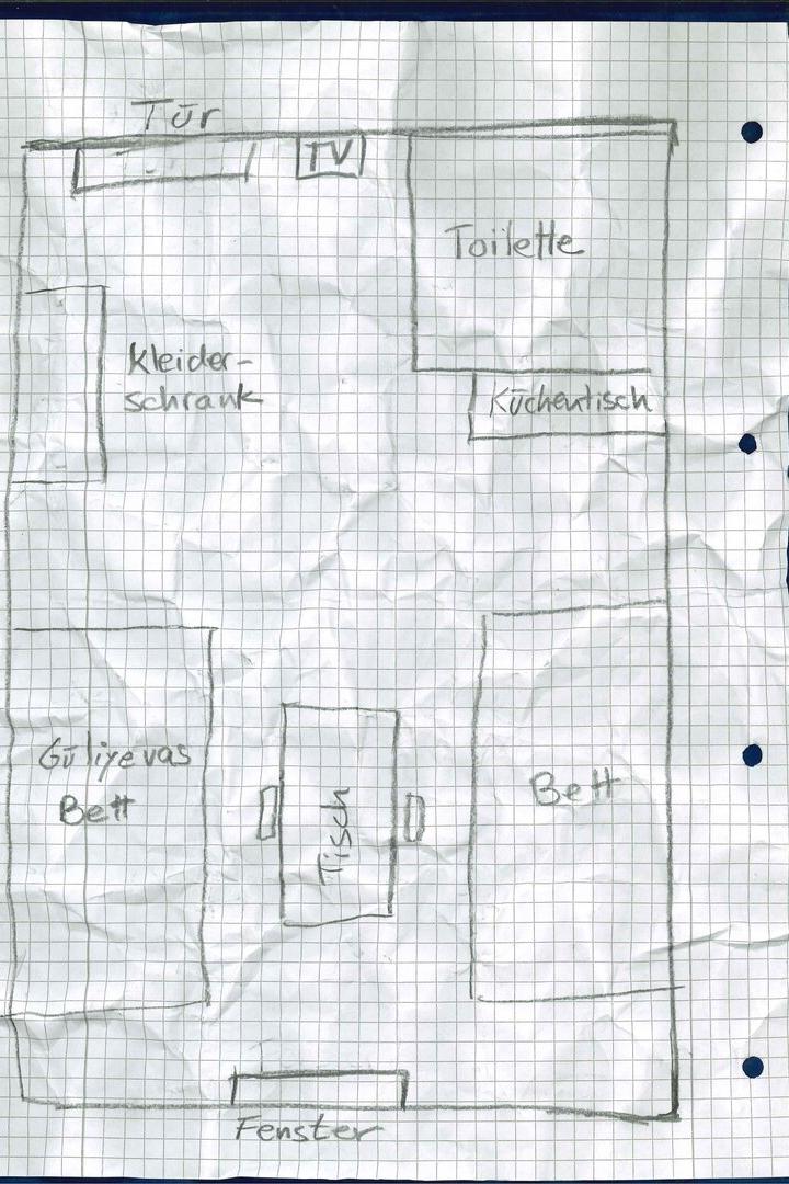 Skizze von Guliyevas Zelle auf Papier: Man sieht zwei Betten, Tisch, Kleiderschrank, Fernseher und Toilette.