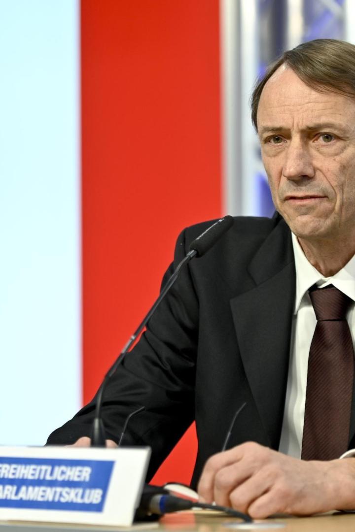 Mann im Anzug bei einer FPÖ-Konferenz