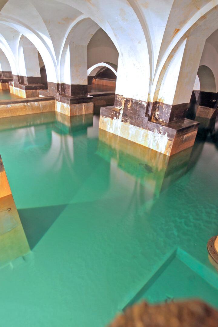 WASSERSPEICHER ROSENHÜGEL: Große Säulenhalle, türkisblaues Wasser
