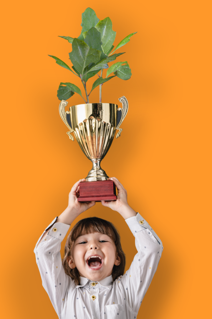Kind hält Pokal mit Pflanze, auf orangem Grund