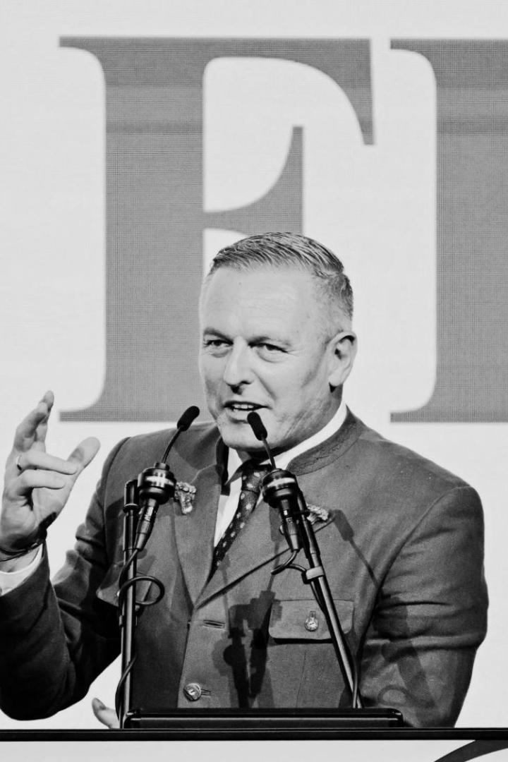 Mario Kunasek spricht bei einer FPÖ-Veranstaltung am Rednerpult vor großem FPÖ-Logo.
