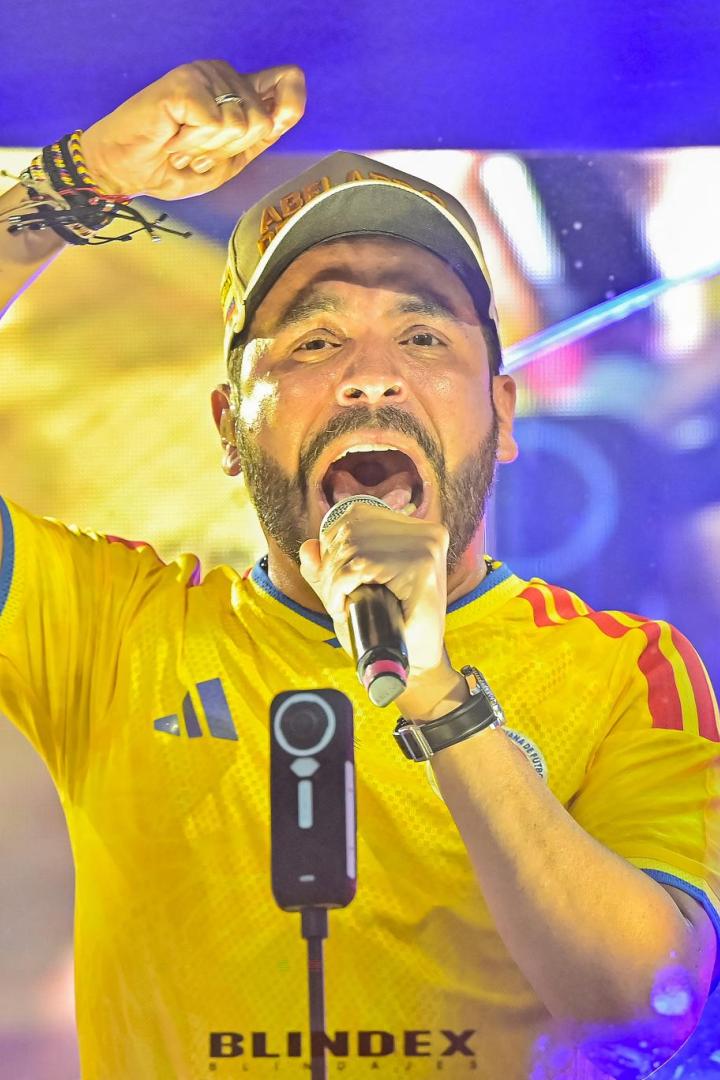 Abelardo de la Espriella redet in ein Mikro und erhebt seine Hand.