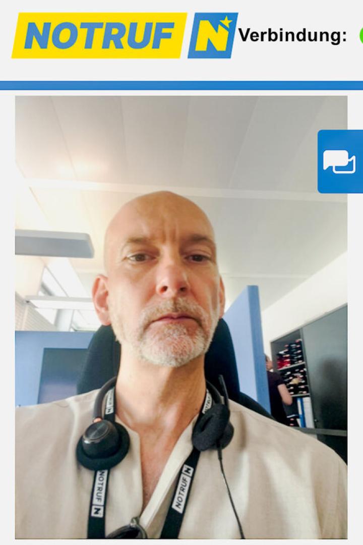 Man sieht profil-Redakteur mit Headset
