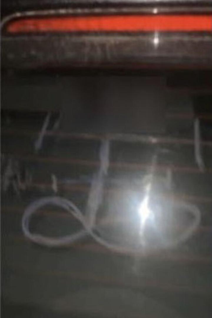Eine Heckscheibe mit einem Symbol einer Gruppe von „The Com“