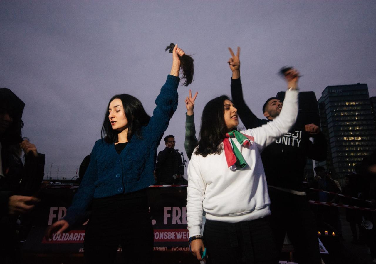 Aus Solidarität mit dem Iran schneiden sich Frauen auf der ganzen Welt die Haare ab, hier auf einer Kundgebung in Köln.