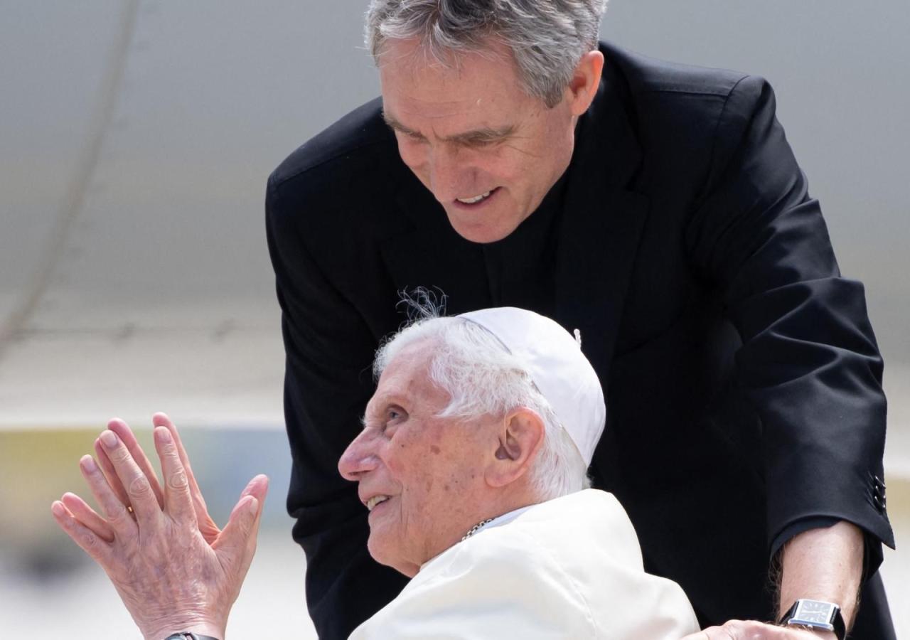 Gänswein galt als engster Weggefährte von Papst Benedikt. Nun sieht er sich als Opfer innerkirchlicher Kämpfe. 