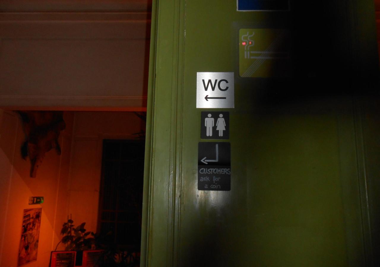 WC Schild in einem Club