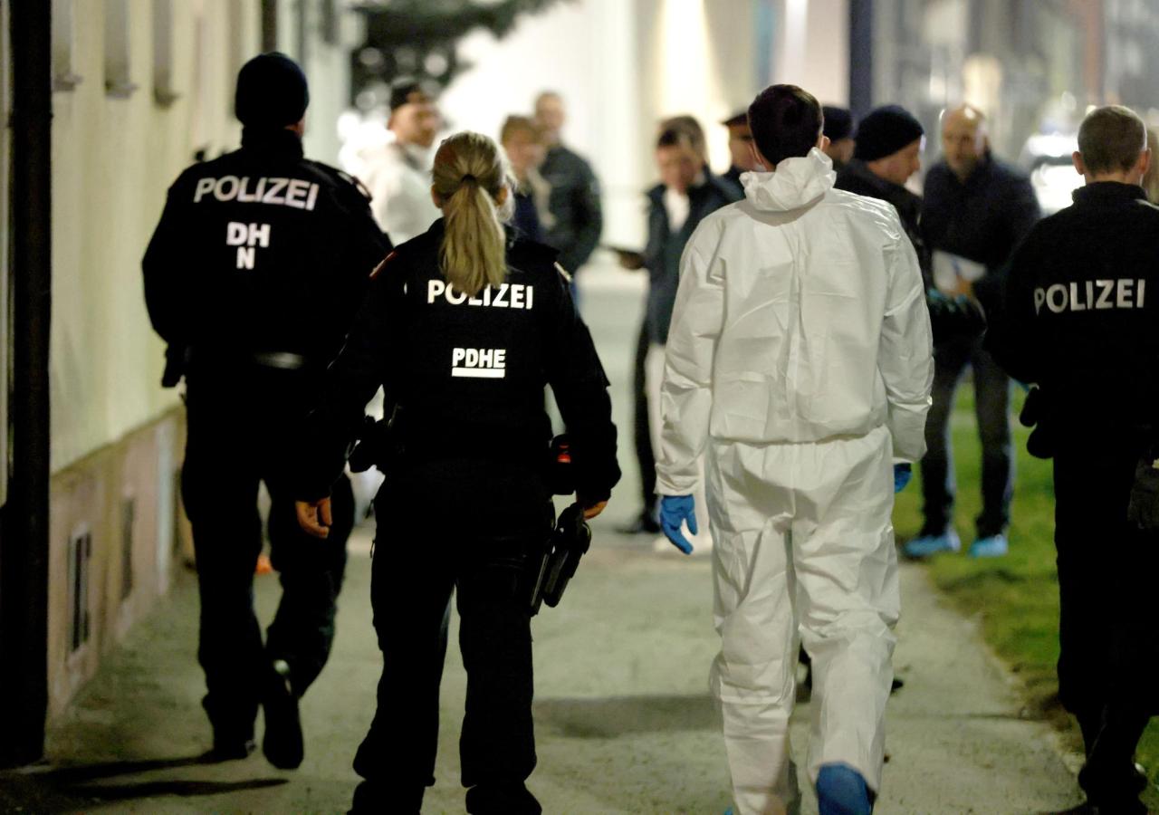 Polizist:innen und Spurensicherung am Tatort eines Femizids 